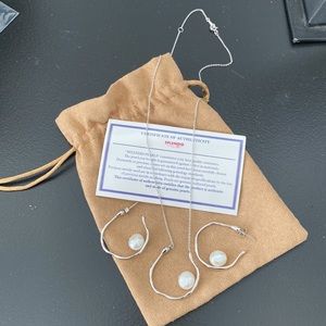 Splendid Pearls
Silver 9-10mm Pearl Set